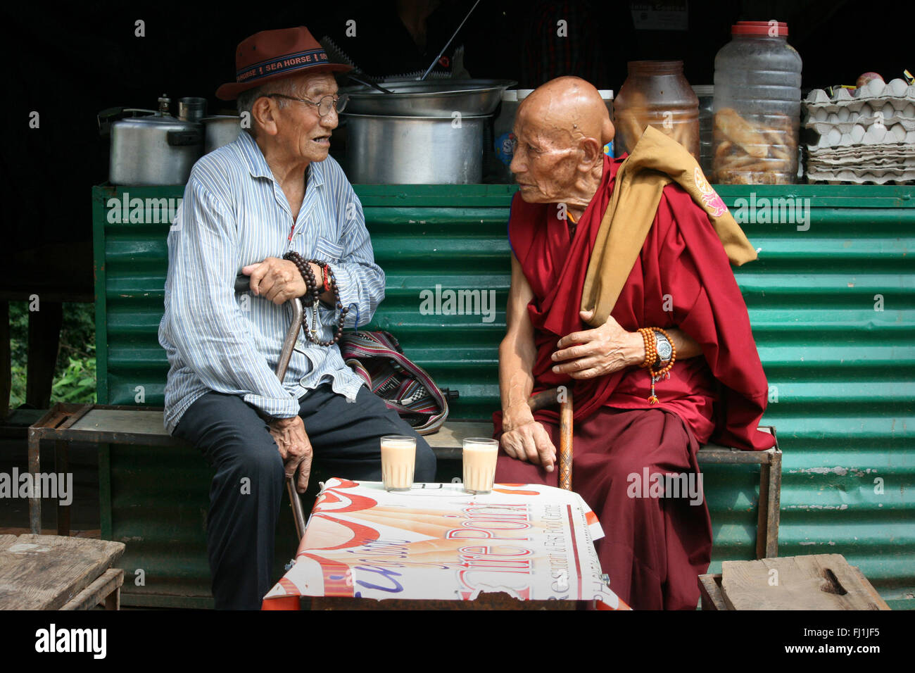 Buddista rifugiati tibetani discussione in stallo di tè in Mac leod Ganj , India Foto Stock