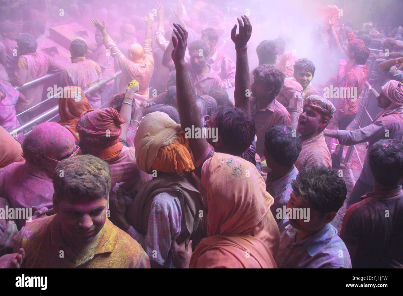 La folla in Vrindavan durante Holi celebrazioni , India Foto Stock