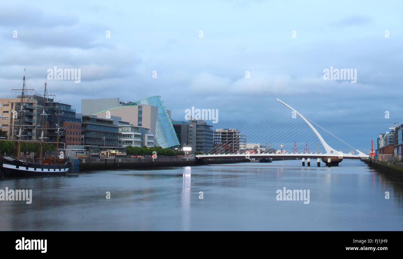 I punti di riferimento di Dublino in giornata luminosa e moderna architettura urbana, Dublin, Repubblica di Irlanda Foto Stock