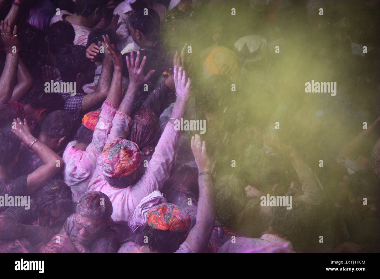 La folla in Vrindavan durante Holi celebrazioni , India Foto Stock