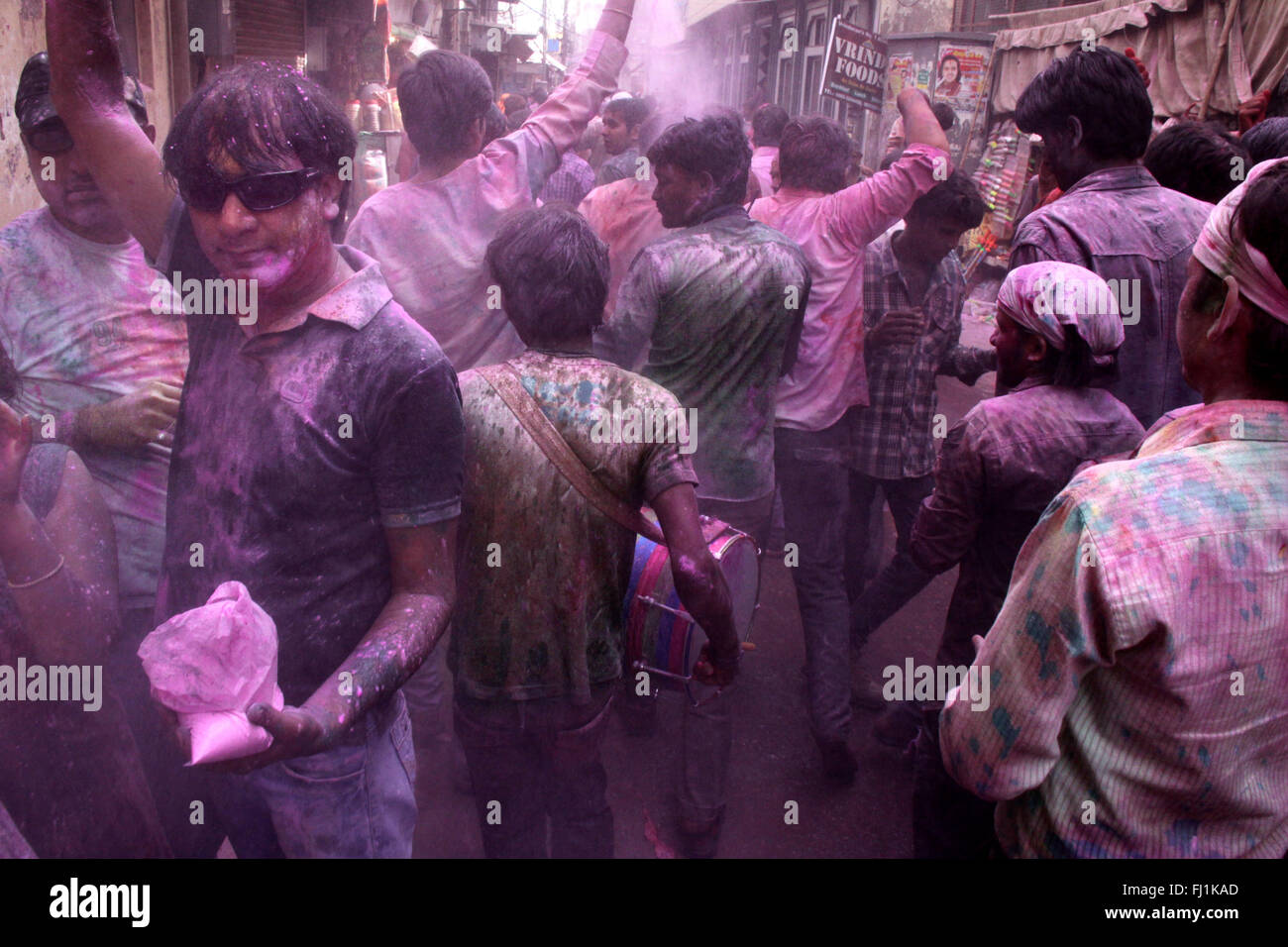 La folla in Vrindavan durante Holi celebrazioni , India Foto Stock