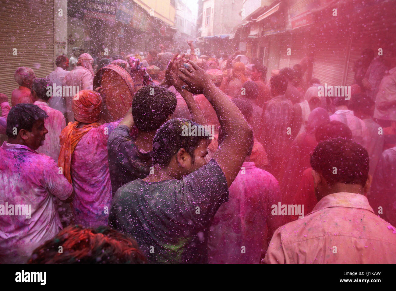 La folla in Vrindavan durante Holi celebrazioni , India Foto Stock