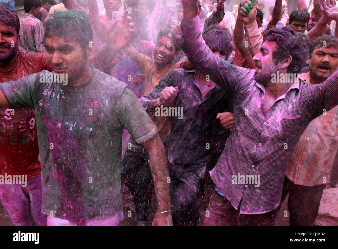 La folla in Vrindavan durante Holi celebrazioni , India Foto Stock