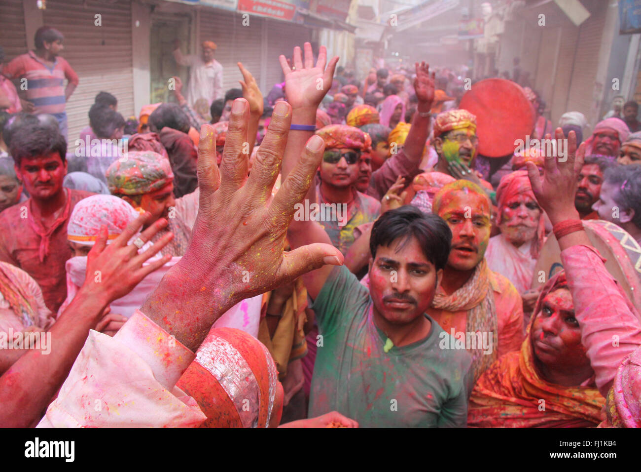 La folla in Vrindavan durante Holi celebrazioni , India Foto Stock