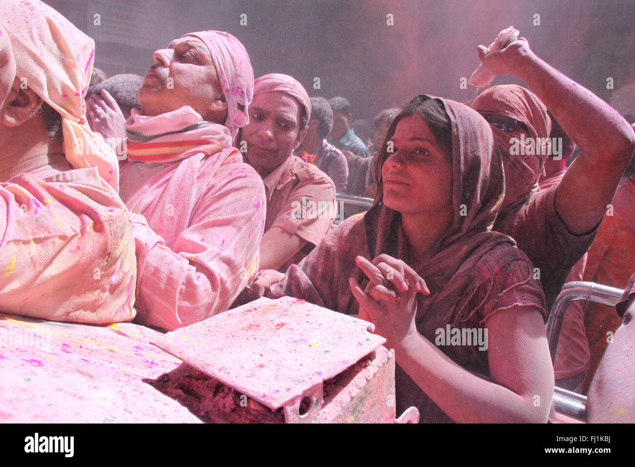 La folla in Vrindavan durante Holi celebrazioni , India Foto Stock