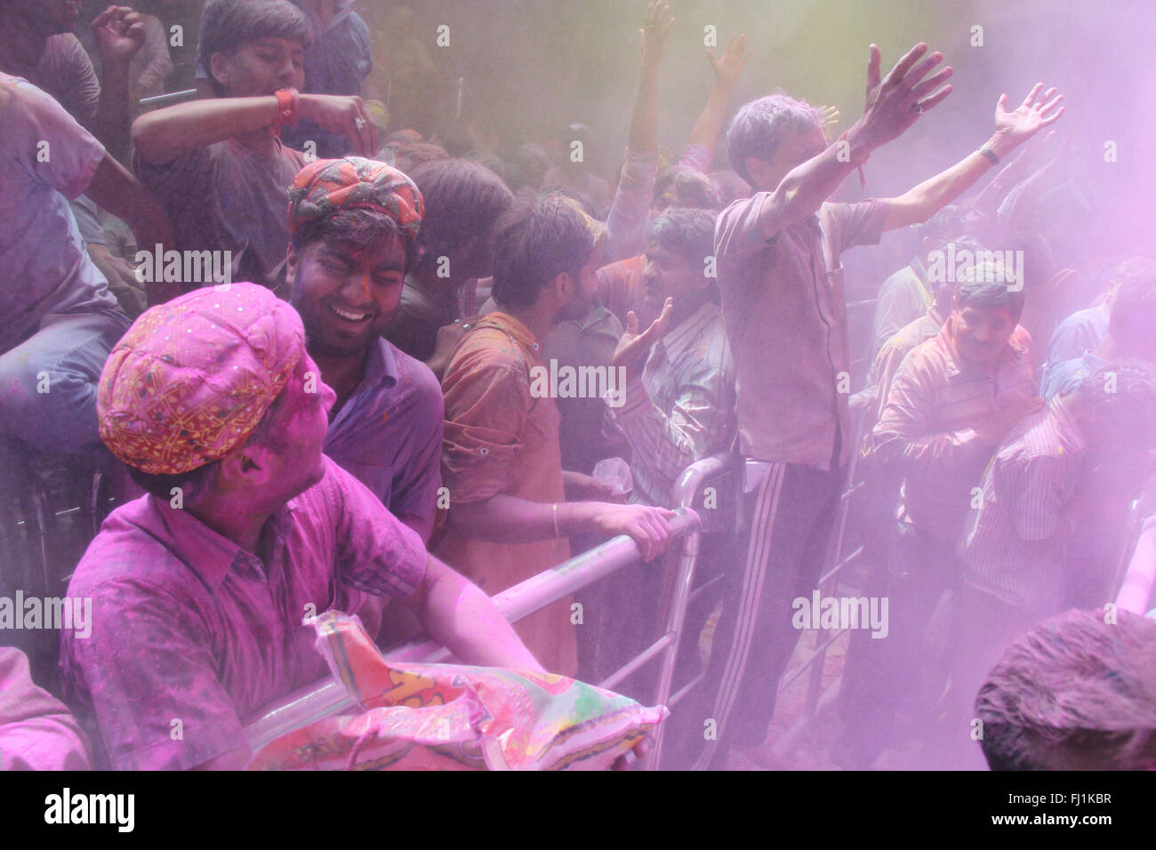 La folla in Vrindavan durante Holi celebrazioni , India Foto Stock