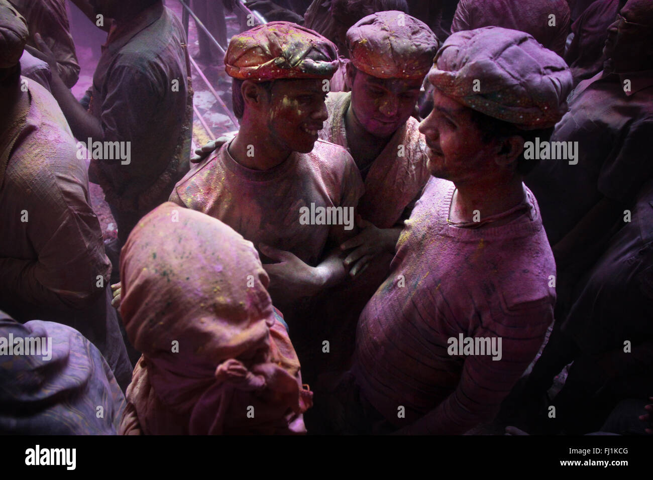 Tre uomini stanno parlando durante Holi festival in banke Bihari tempio , Vrindavan , India Foto Stock