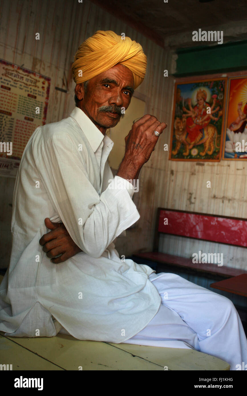 Rajasthani uomo con turbante bere il tè/chaï in Jaisalmer ristorante Foto Stock