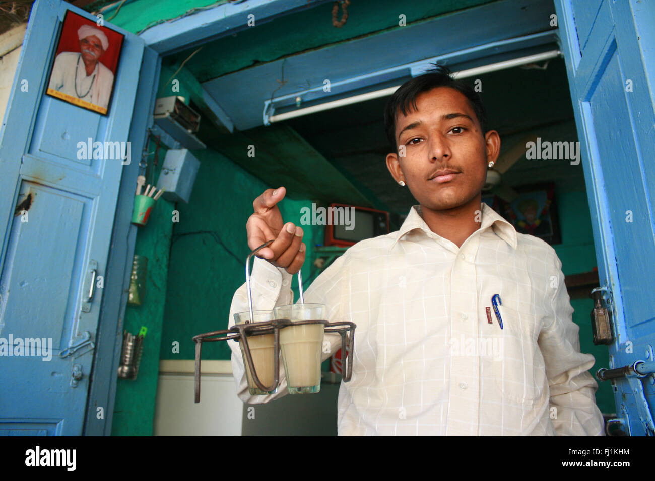 Ragazzo intelligente lavoro in stallo di tè in Jaisalmer , India Foto Stock