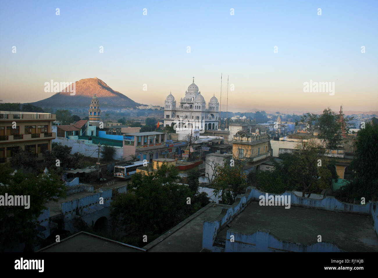 Paesaggio di Pushkar con Gurudwara Sahib , tempio sikh, in medio Foto Stock