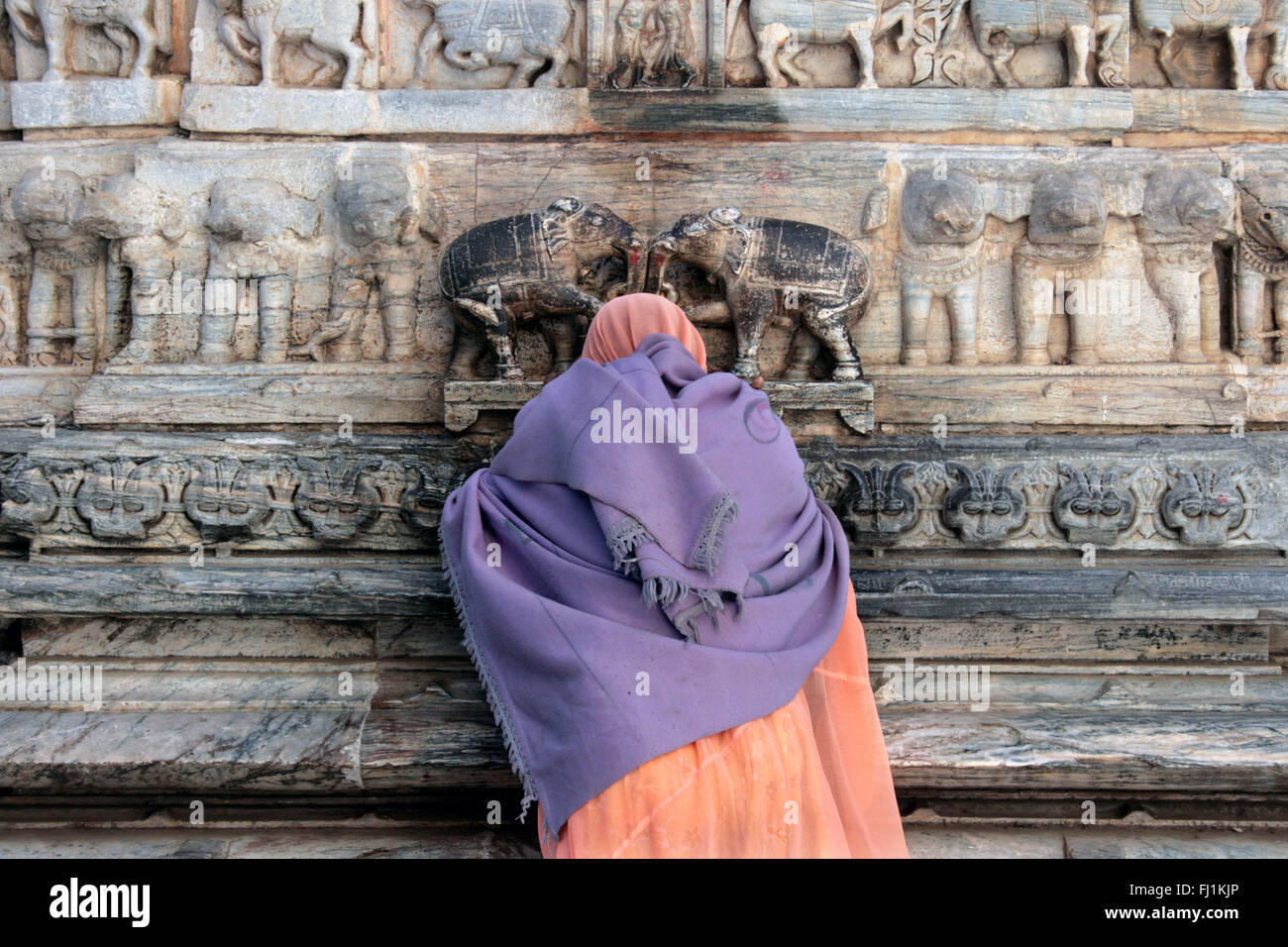 Donna orante al tempio Jagdish, Udaipur, Rajasthan, India Foto Stock