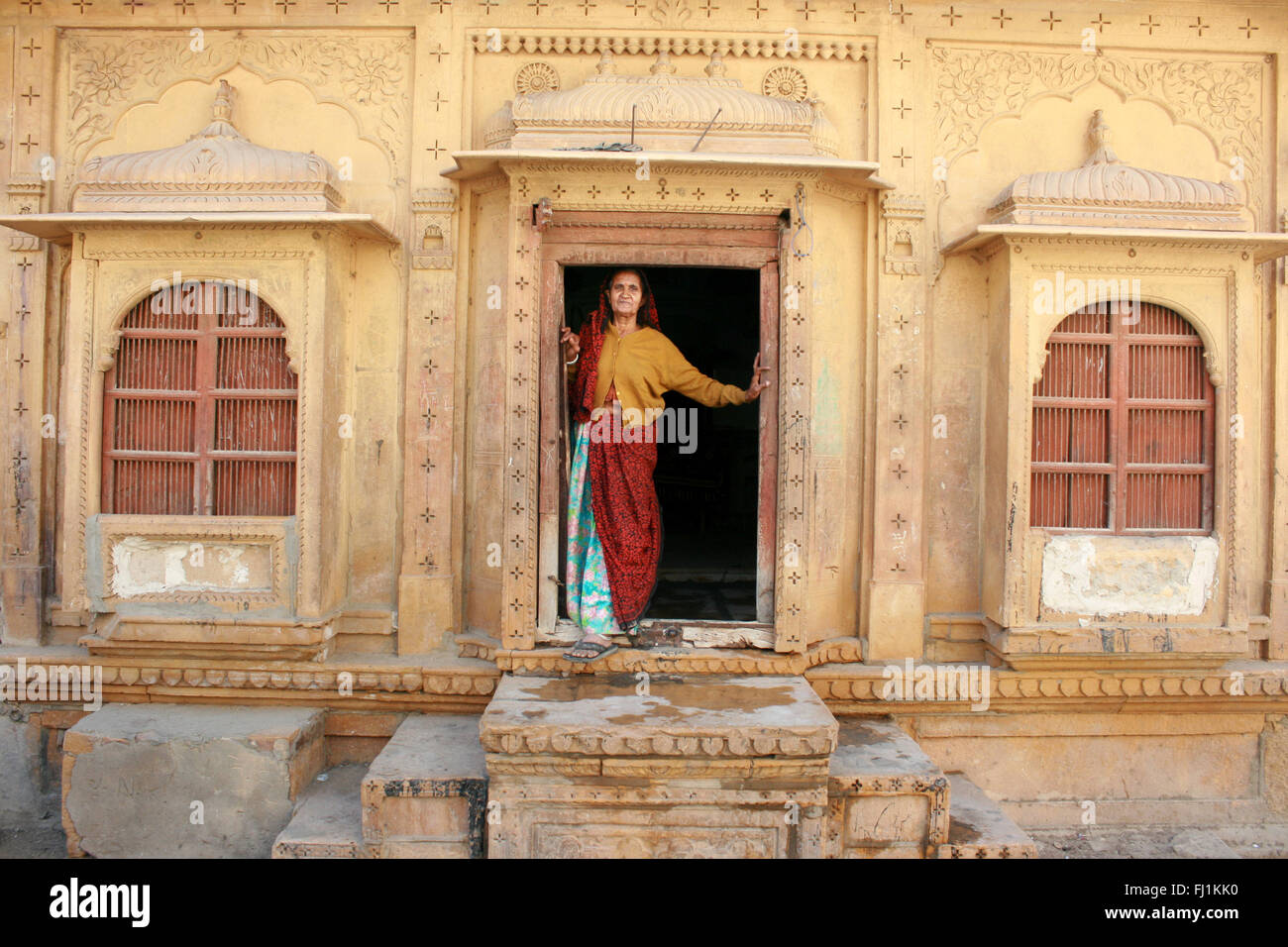 La donna si trova all'ingresso di un haveli in Jaisalmer , India Foto Stock