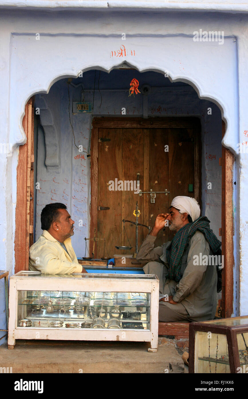 Due uomini stanno parlando in Jaisalmer, India Foto Stock