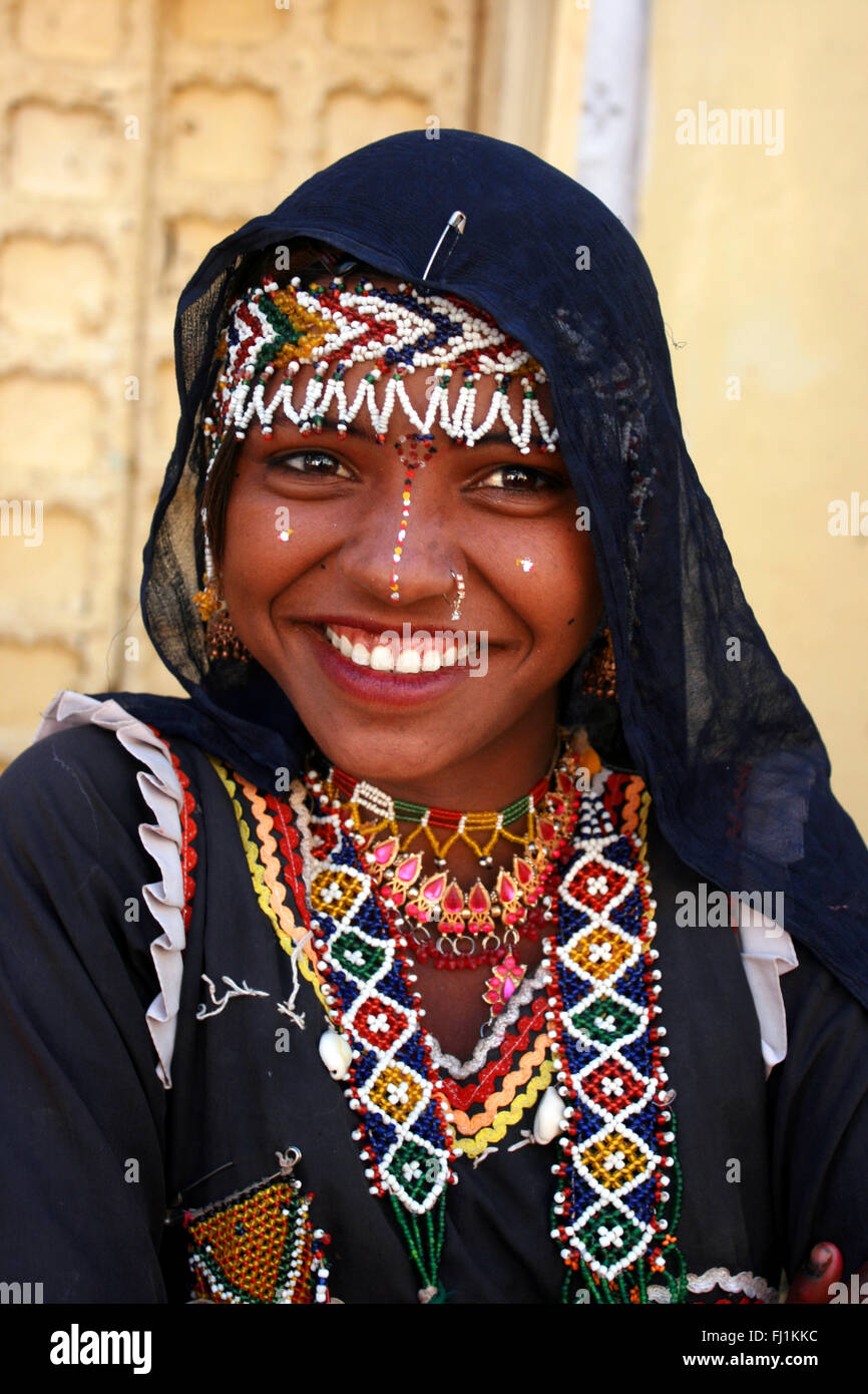 Bhopa sorridente (cast) ragazza con abito tradizionale e portare in Jaisalmer , India Foto Stock