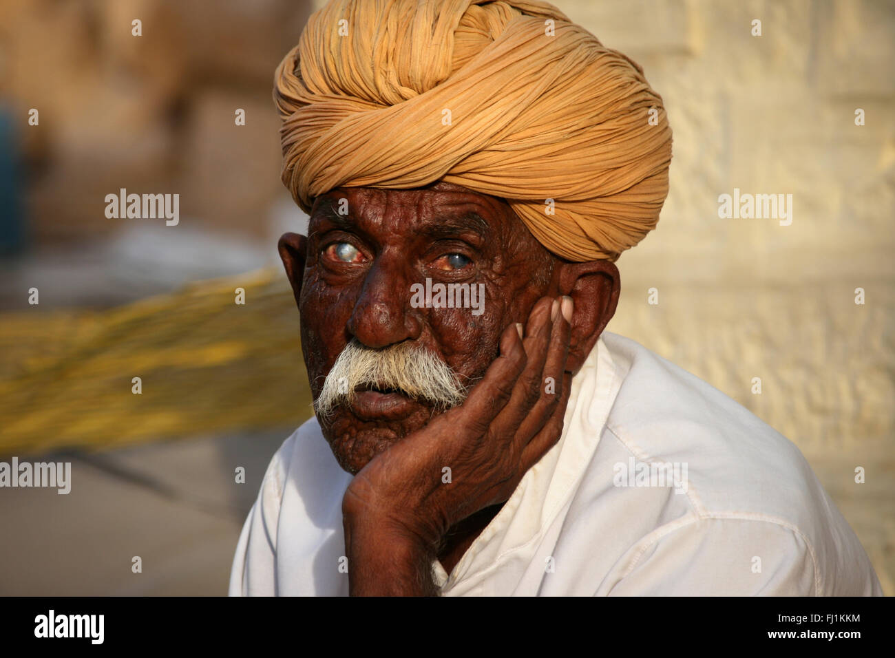 Vecchia di Rajasthani cieco uomo con turbante in Jaisalmer fort , India Foto Stock