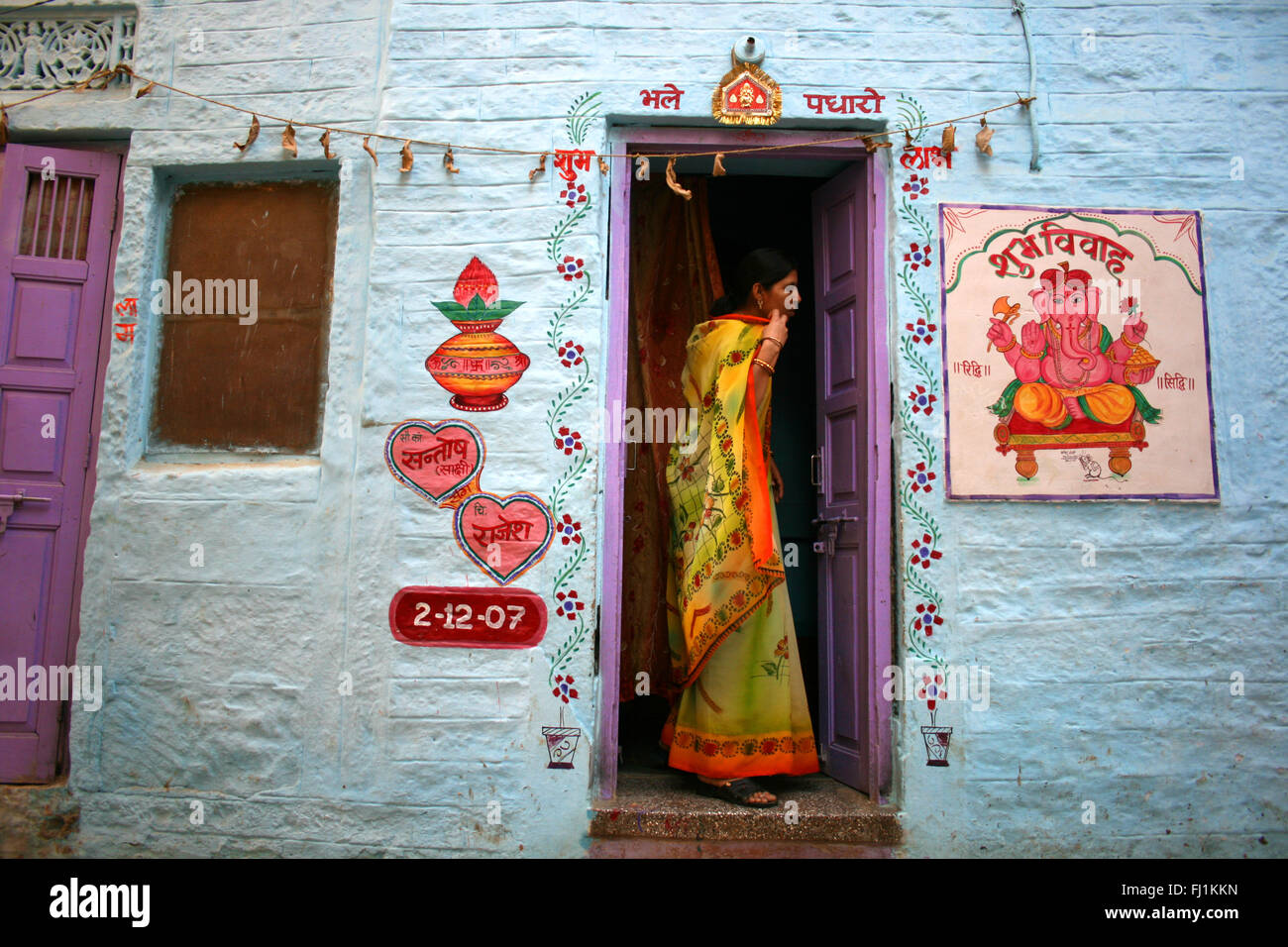 Donna in Jaisalmer fort con Ganesh pittura, Rajasthan, India Foto Stock