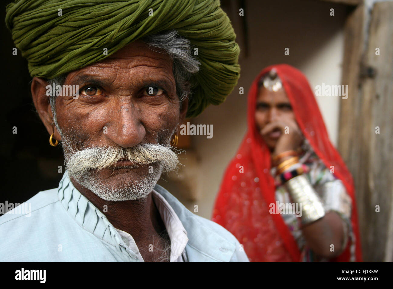 Incredibile ritratto di un uomo e di una donna in Jaisalmer, Rajasthan , India Foto Stock