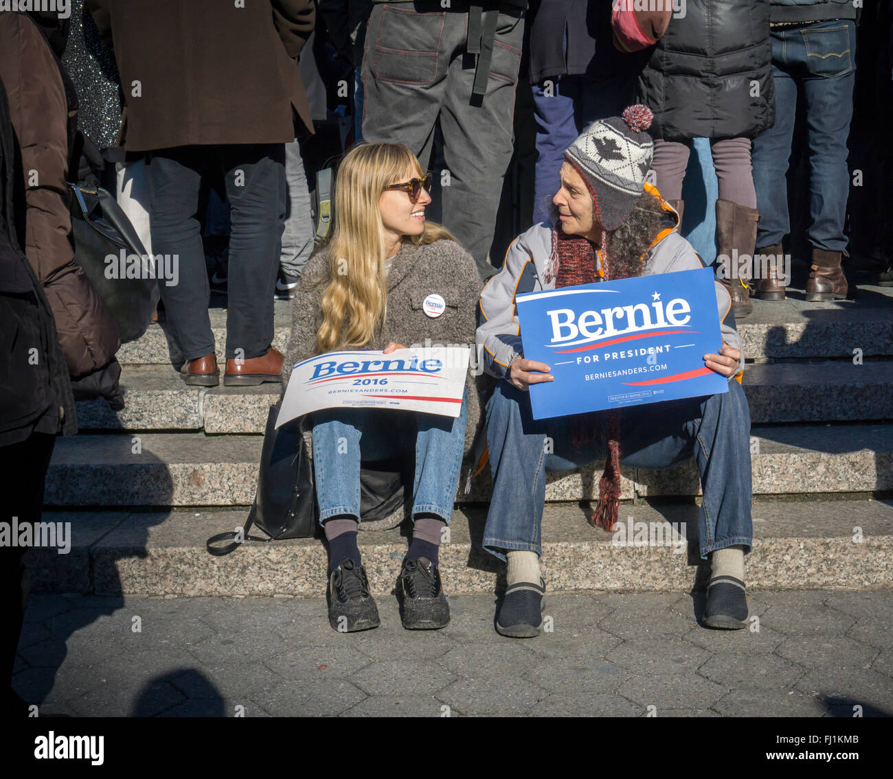New York, US. 27 feb 2016. Diverse centinaia di sostenitori del candidato presidenziale Bernie Sanders rally in Union Square a New York. Credito: Richard Levine/Alamy Live News Foto Stock