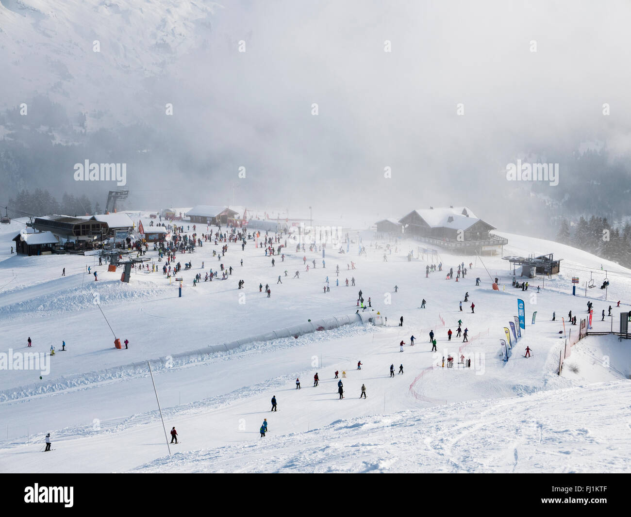 Panoramica delle piste innevate occupato con gli sciatori al top del Le Grand Massif Express in Samoens Morillon area sciistica nelle Alpi francesi. Rhone-Alpes Francia Foto Stock