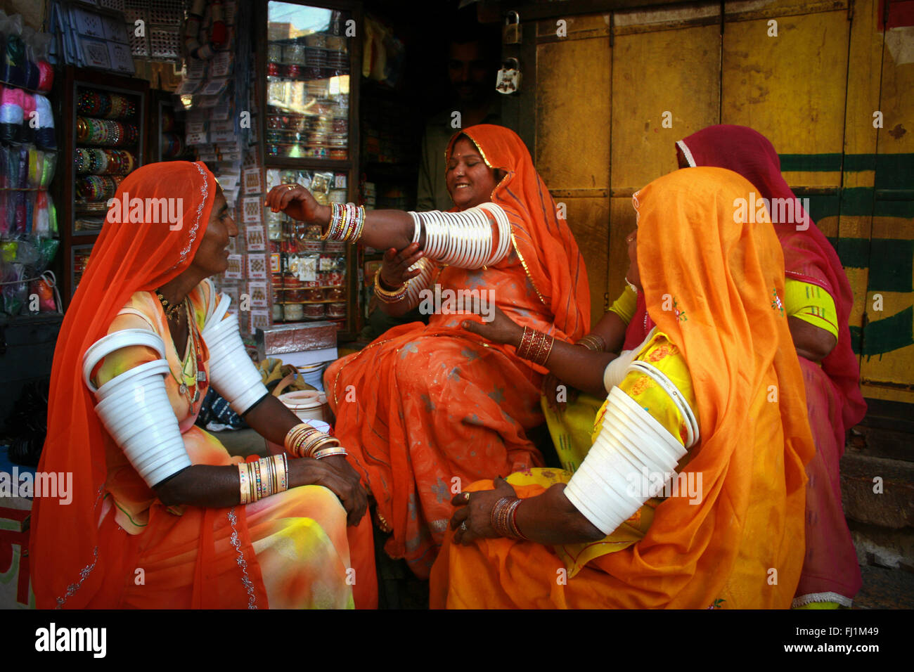 Le donne in clored sarees shopping per schiave in Jaisalmer ,India Foto Stock