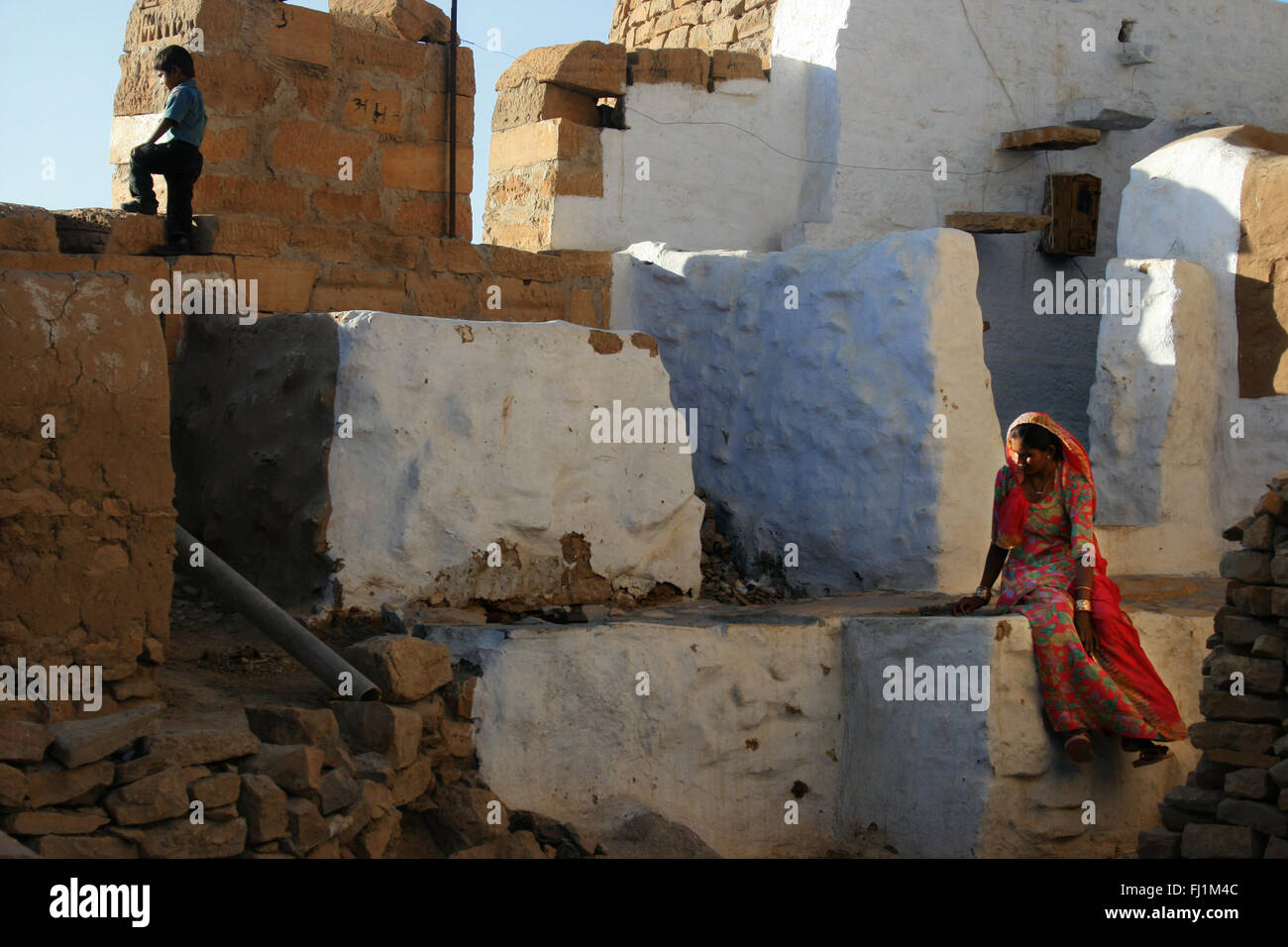 Donna e bambino dentro di Jaisalmer fort, Rajasthan, India Foto Stock