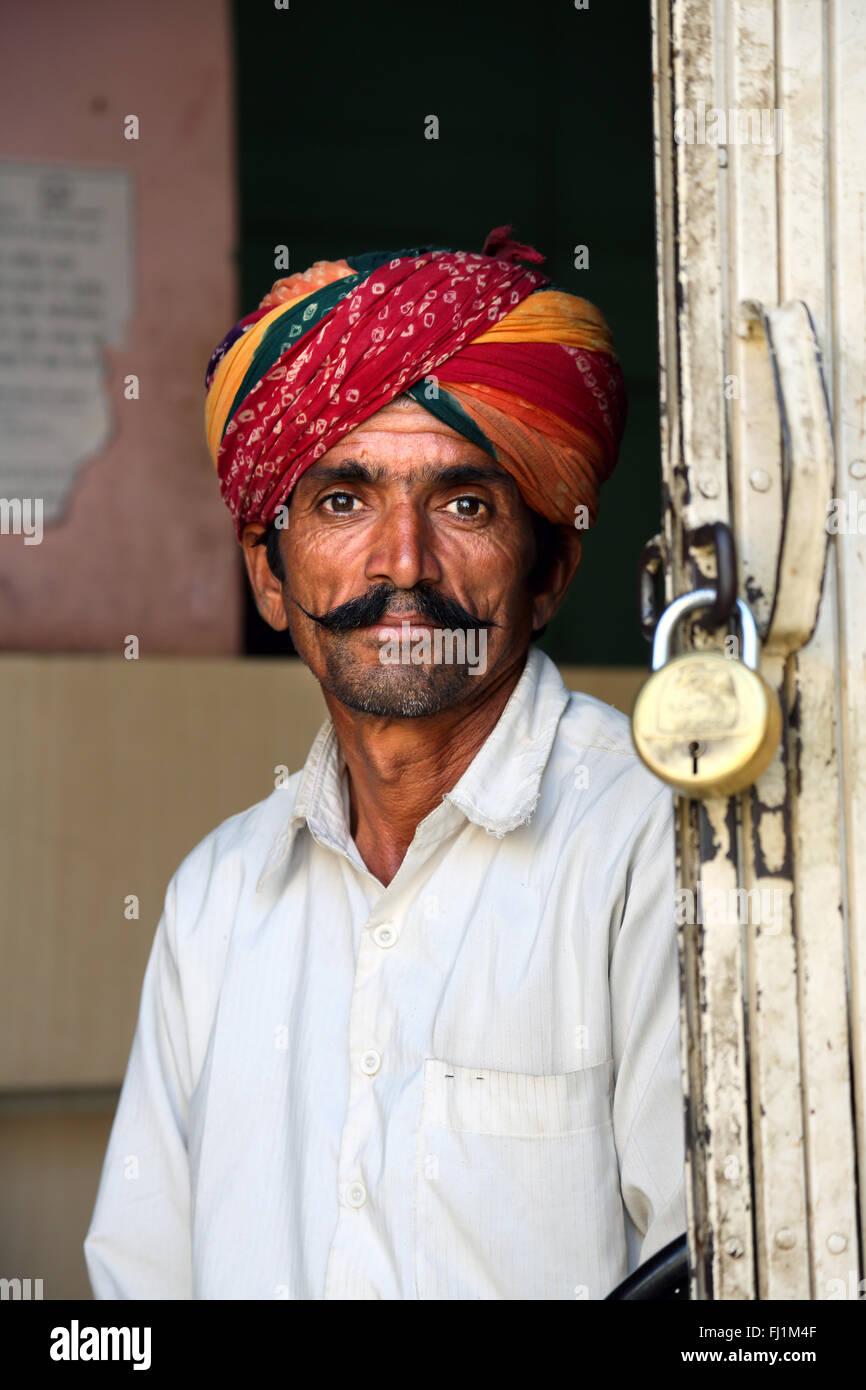 Ritratto di uomo con turbante in Jaisalmer , Rajasthan, India Foto Stock