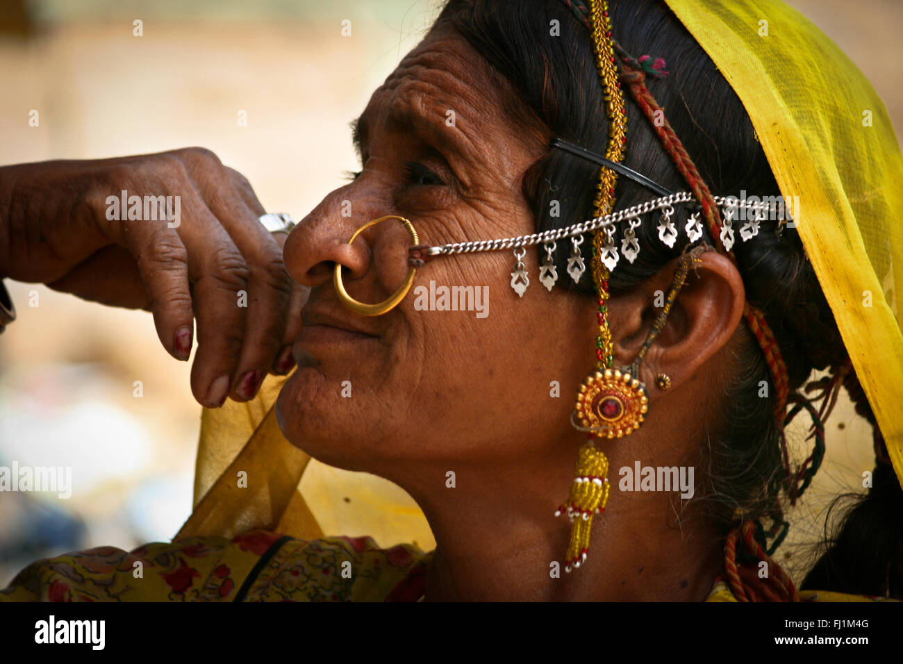 Donna di Rajasthani con sorprendente naso anello piercing , Jaisalmer , India Foto Stock