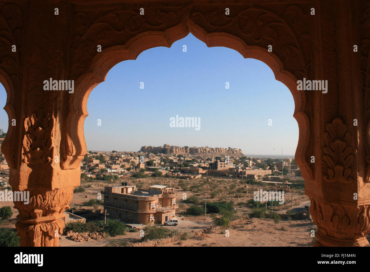 Straordinaria vista panoramica sulla città di Jaisalmer, con il forte di fortezza nel centro, Rajasthan, India Foto Stock