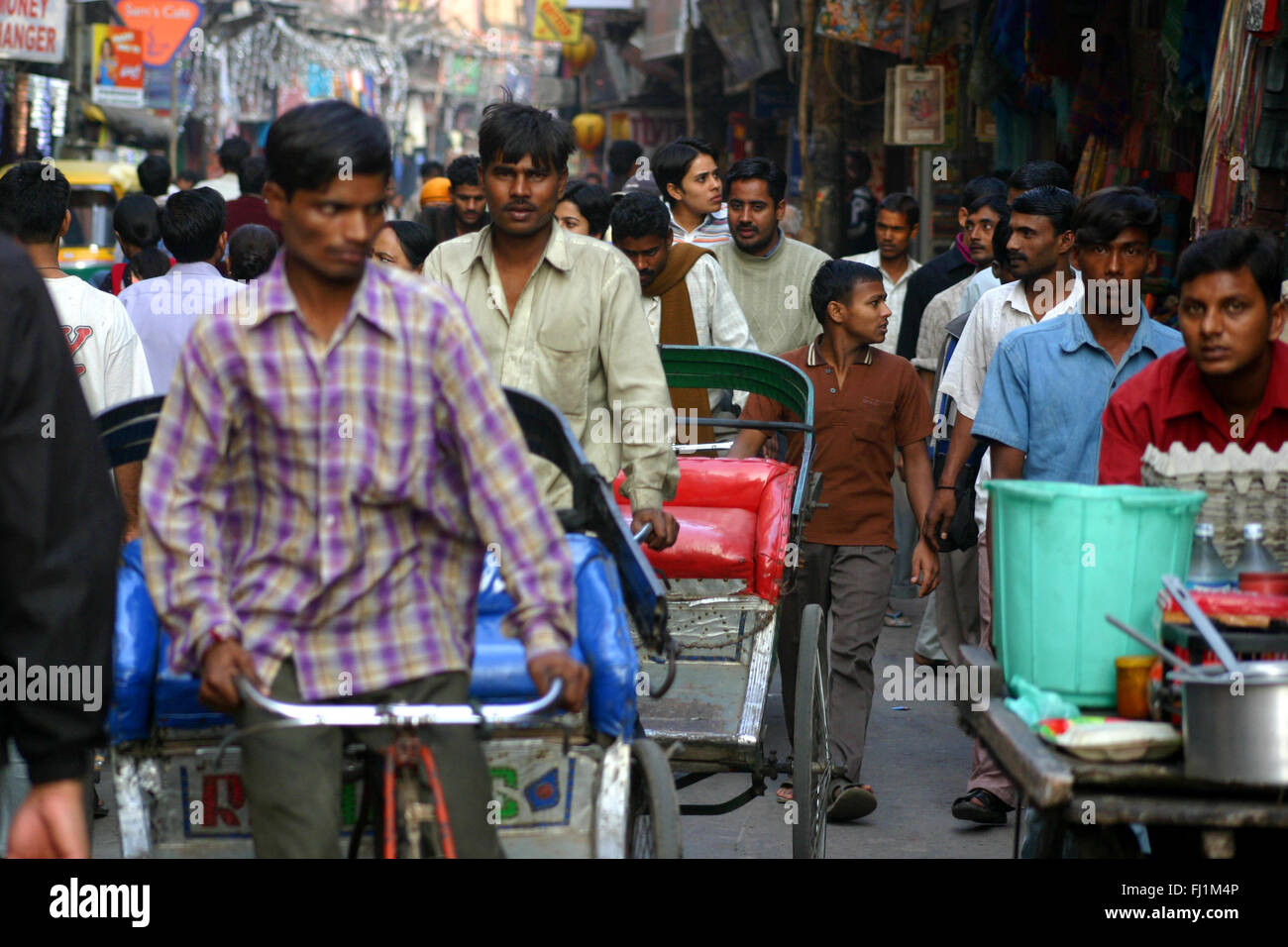 Traffico di persone e di veicoli in Pahar Ganj, New Delhi, India Foto Stock