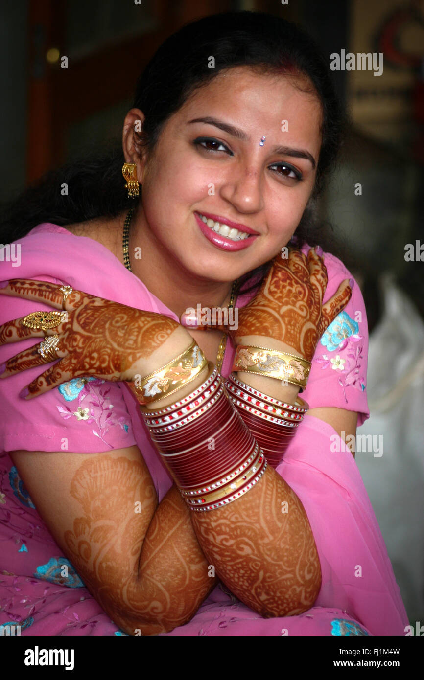 Bella sorridente donna indiana con henna , saree e schiave a Delhi Foto Stock