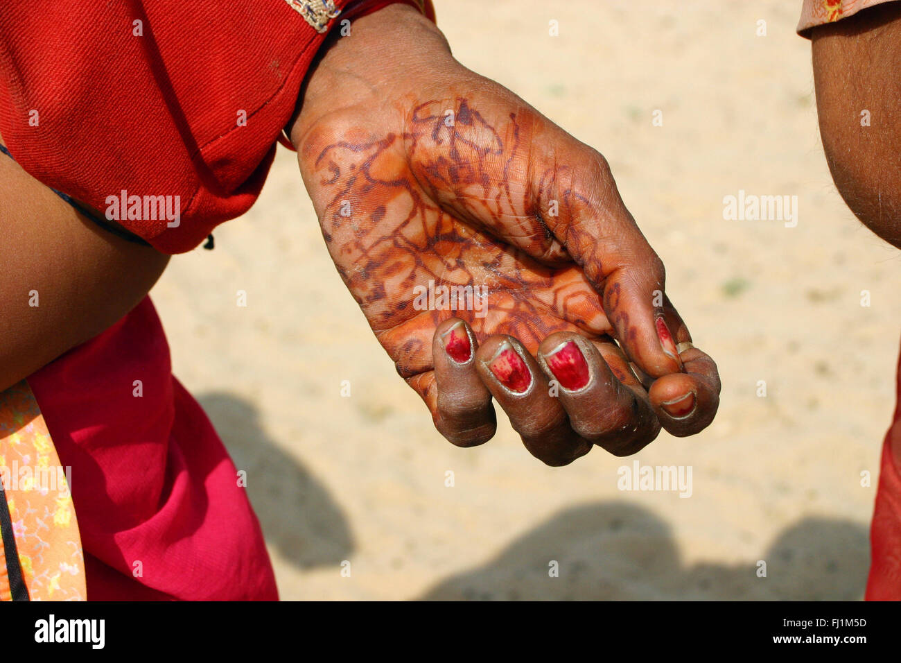 Mano di Rajasthani donna con henné, Jaisalmer, India Foto Stock