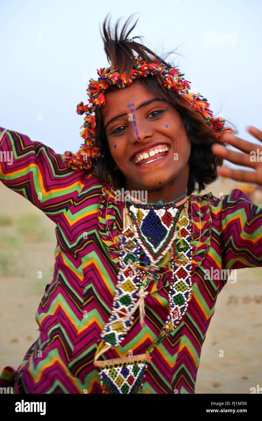 Happy girl dancing in Jaisalmer , Rajasthan, India Foto Stock
