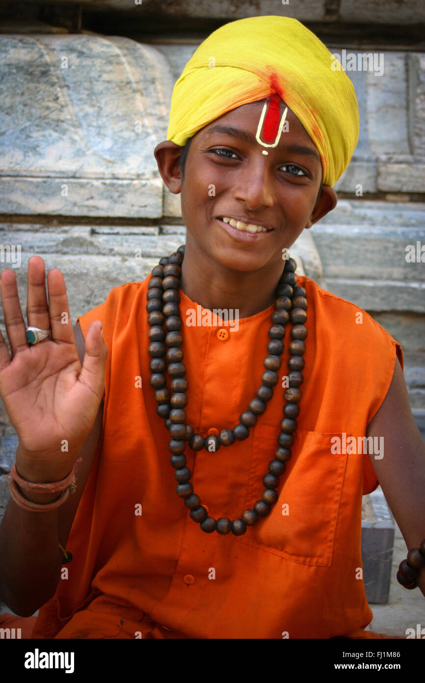 Giovani indù Sadhu Uomo Santo con Rudraksha mala collana in Udaipur , India Foto Stock