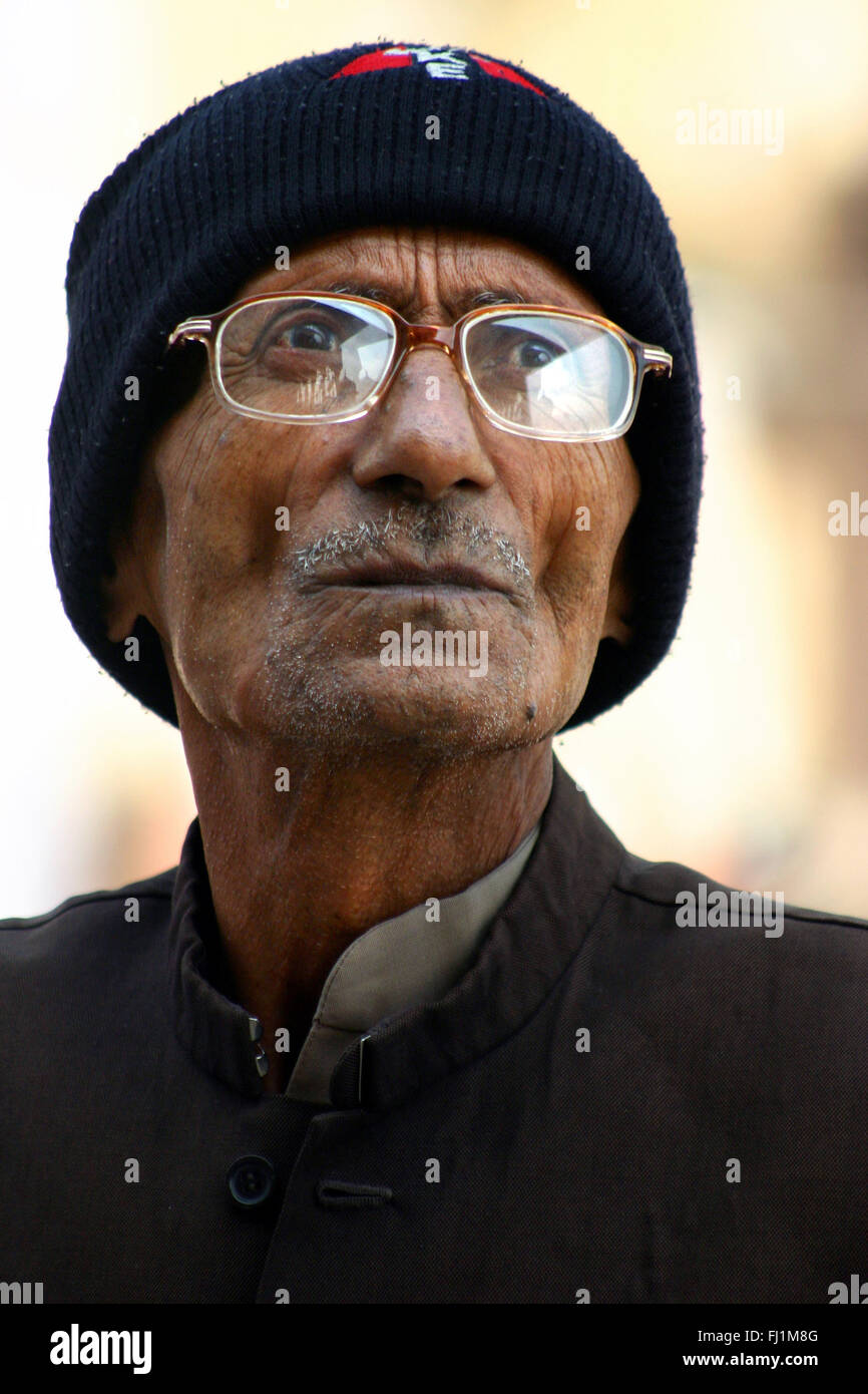 Indian Uomo con occhiali e cappello cercando come Che Guevara in Agra , India Foto Stock