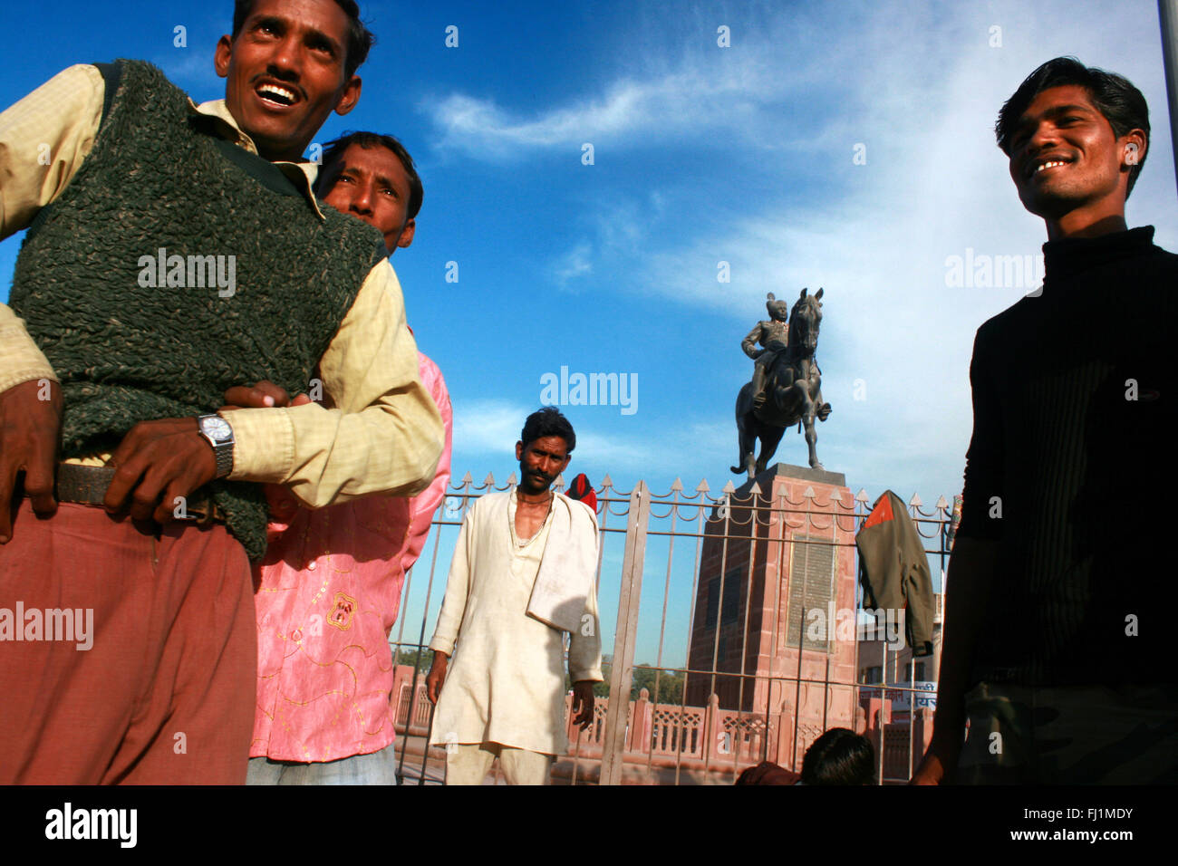 Gli uomini in una strada di Bikaner con statua del Maharaja Ganga Singh , Rajasthan, India Foto Stock