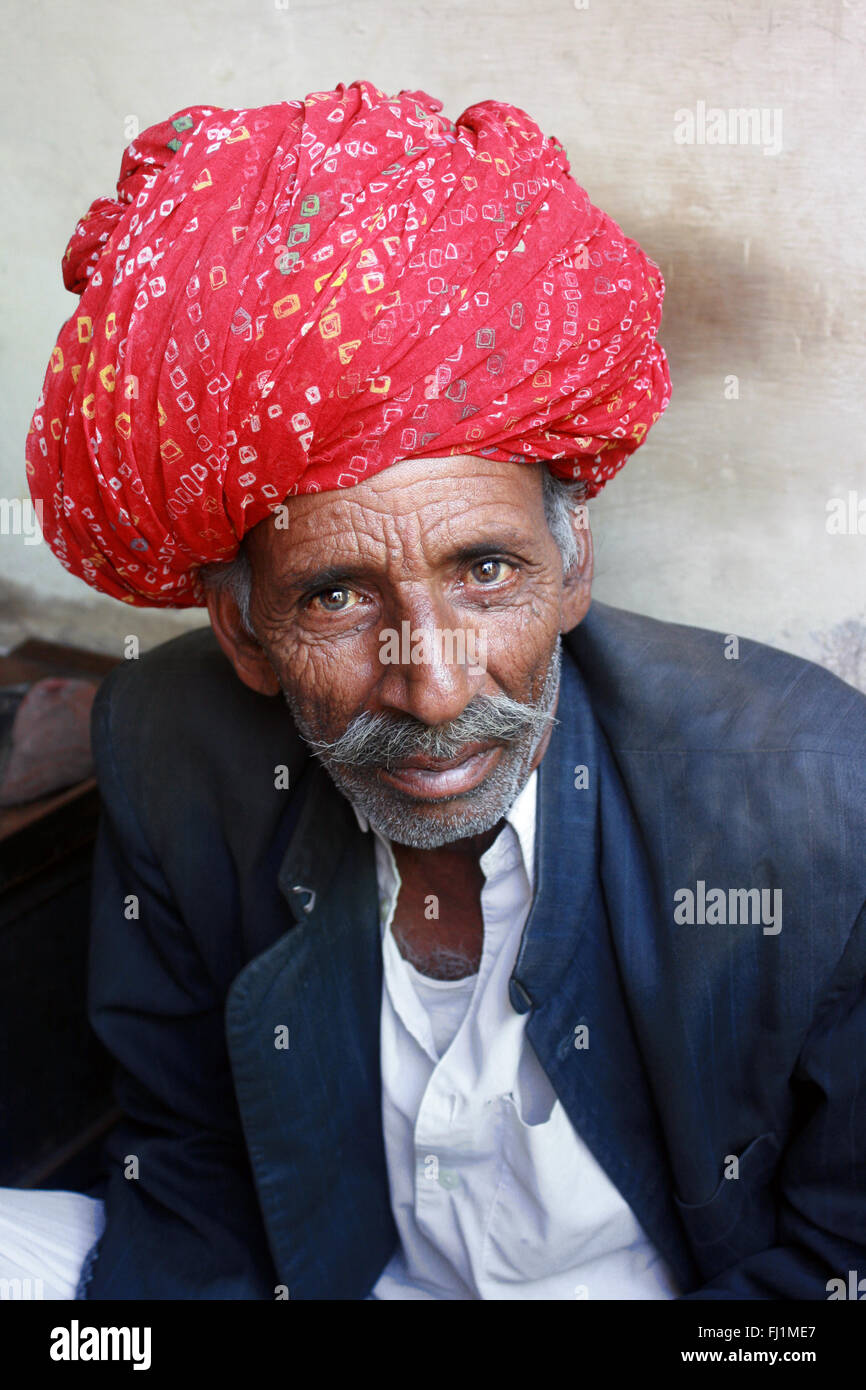 Rajasthani uomo con turbante e baffi in Jaisalmer , India Foto Stock