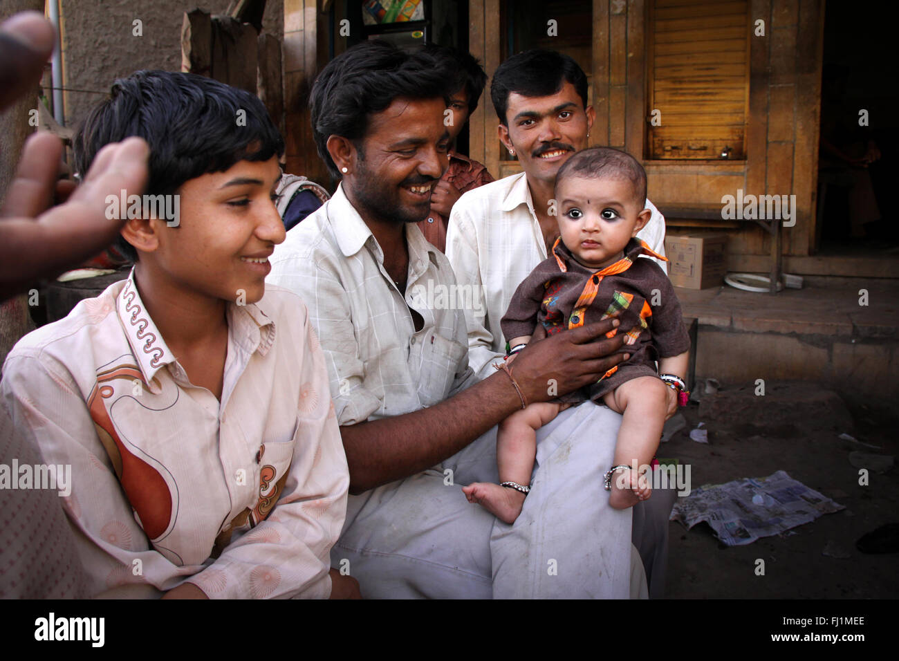 Gli uomini con il bambino in Jaisalmer, India Foto Stock