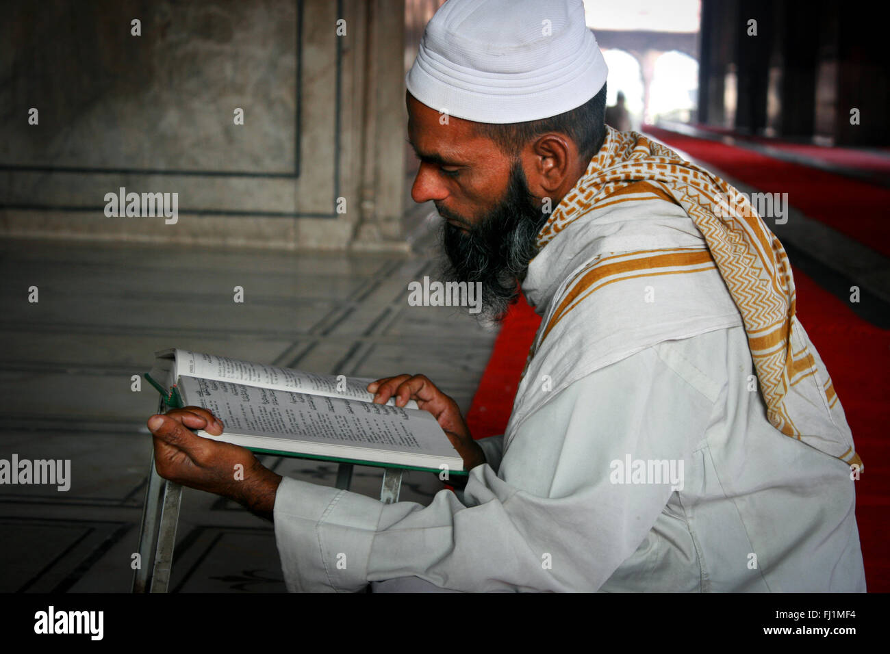 Uomo musulmano di pregare in Jama Masjid, la Vecchia Delhi , India Foto Stock