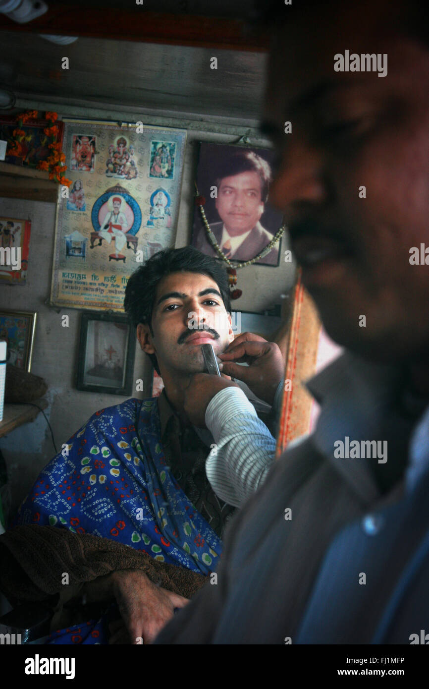 Un barbiere e Jaisalmer , India Foto Stock