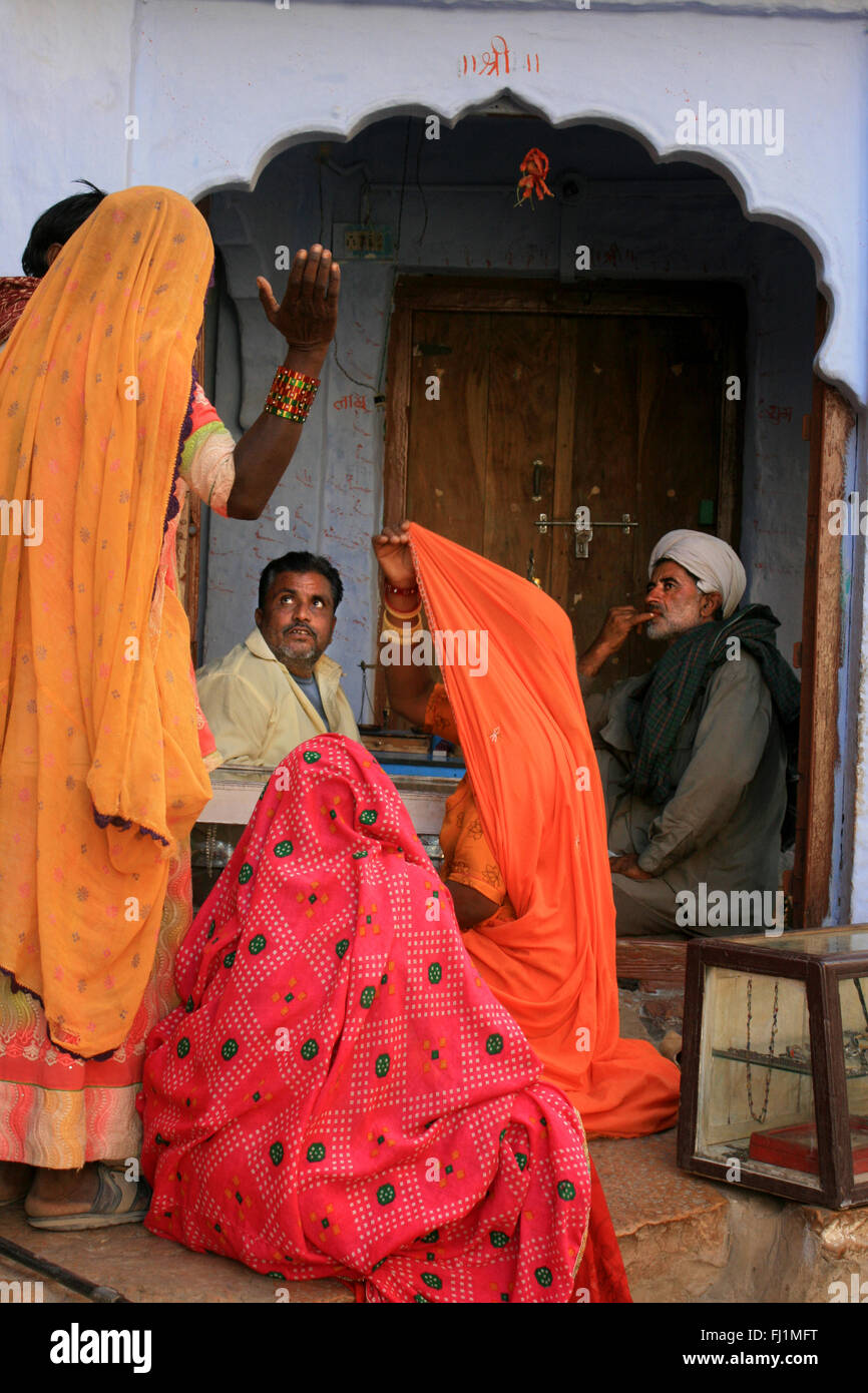 Donne arrabbiati per gli uomini in strada di Jaisalmer , Rajasthan, India Foto Stock