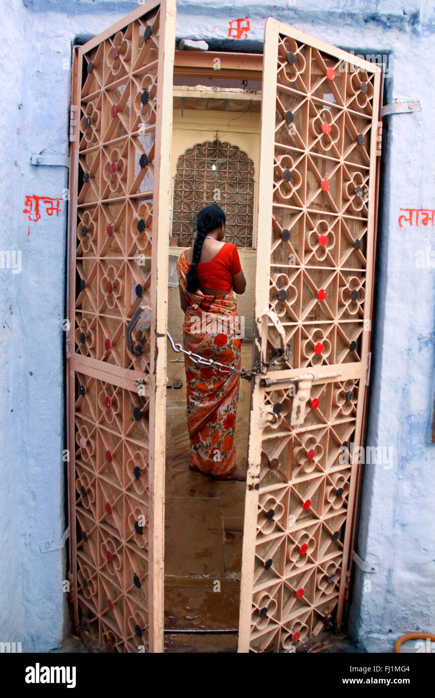 La donna sta solo all'entrata di una casa in Jaisalmer fort , India Foto Stock