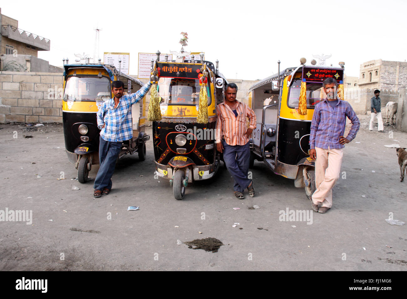 In rickshaw driver in stand by il loro veicolo in Jaisalmer, India Foto Stock