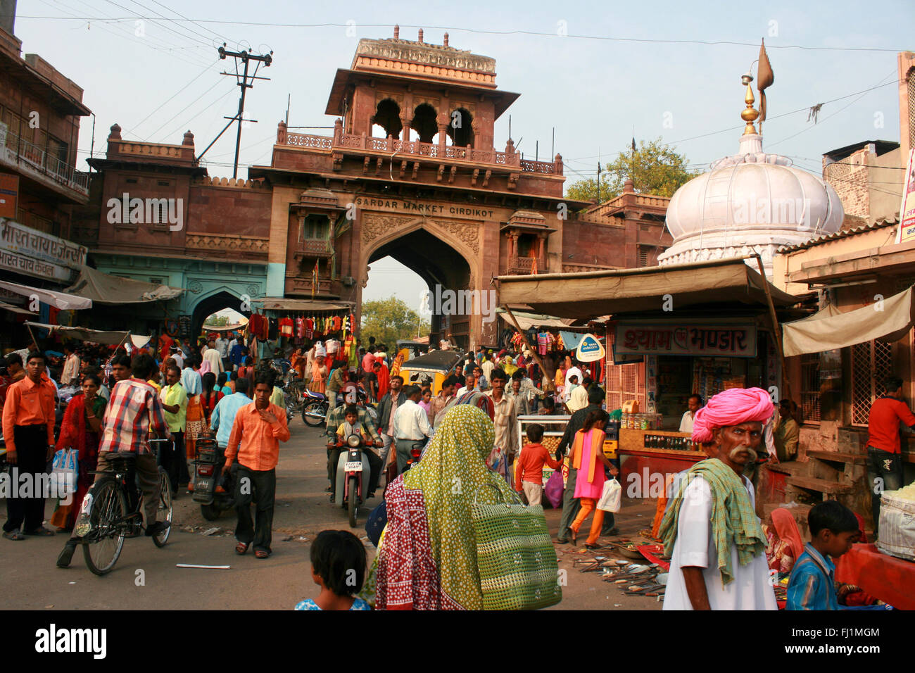 Di fronte alla folla Sardar Market , Jodhpur, Rajasthan, India Foto Stock