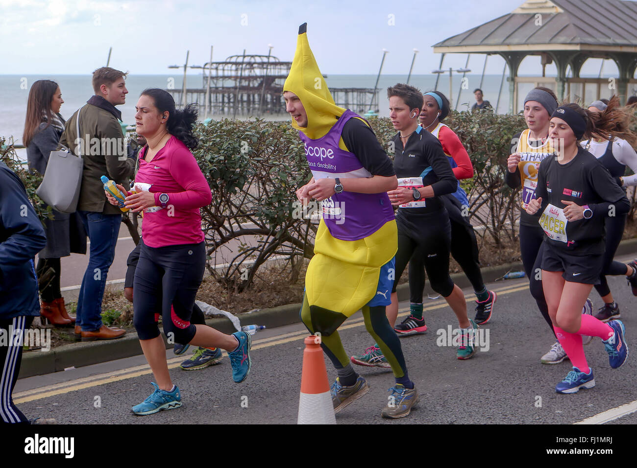 Kingsway, City of Brighton & Hove, East Sussex, Regno Unito. Brighton Mezza Maratona 2016 sul lungomare di Brighton. 28th febbraio 2016 Foto Stock