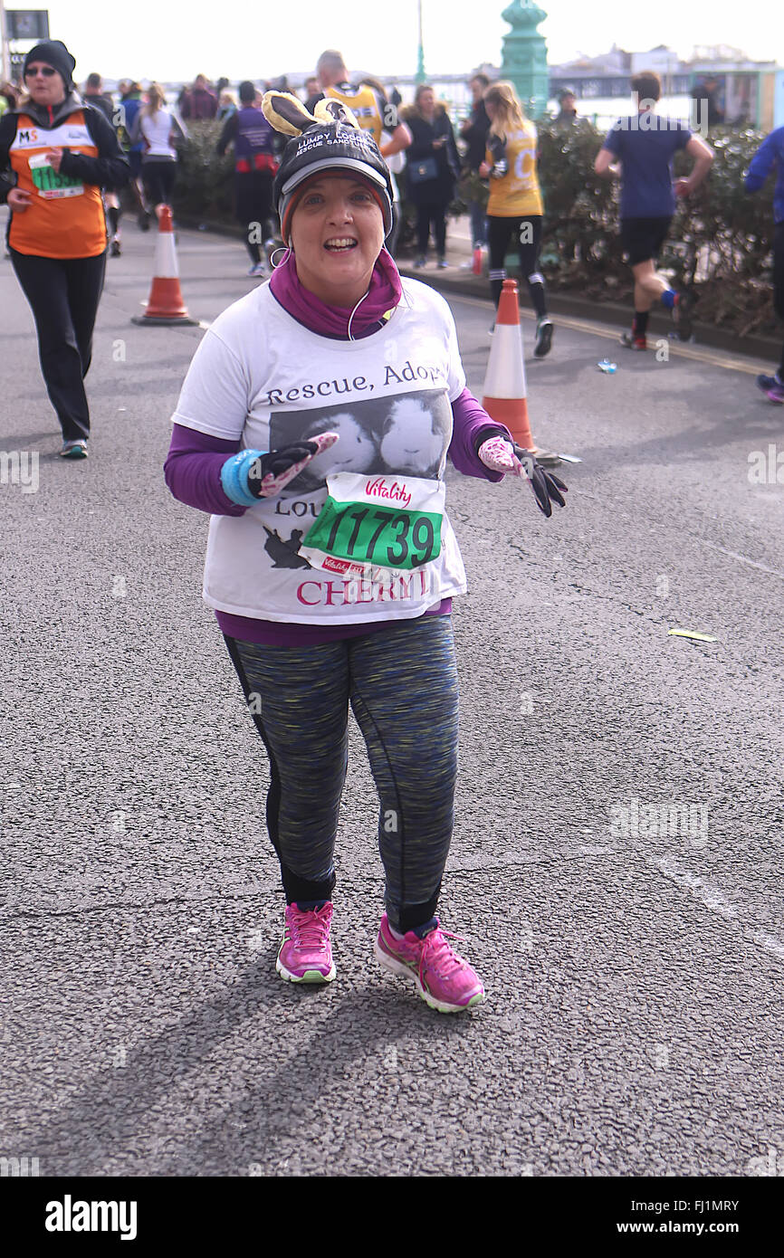 Kingsway, City of Brighton & Hove, East Sussex, Regno Unito. Brighton Mezza Maratona 2016 sul lungomare di Brighton. 28th febbraio 2016 Foto Stock