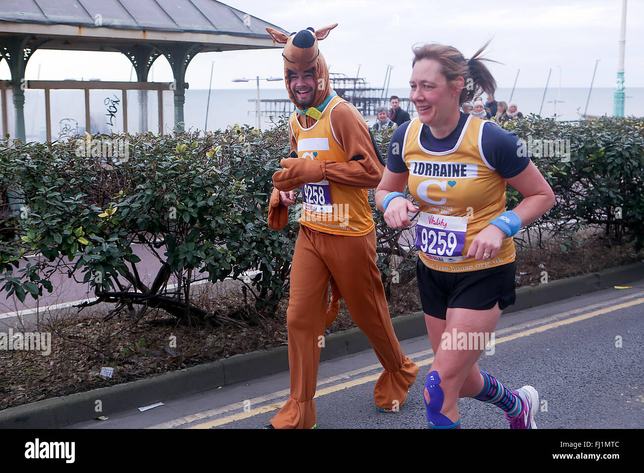 Kingsway, City of Brighton & Hove, East Sussex, Regno Unito. Brighton Mezza Maratona 2016 sul lungomare di Brighton. 28th febbraio 2016 Foto Stock