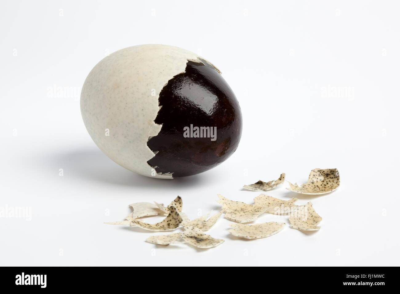 Mille anni di uova di anatra con parziale sbucciato egg-shell su sfondo bianco Foto Stock