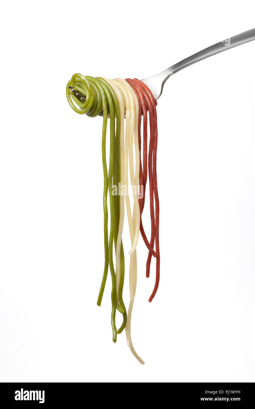 Forcella con spaghetti cotti tricolore su sfondo bianco Foto Stock