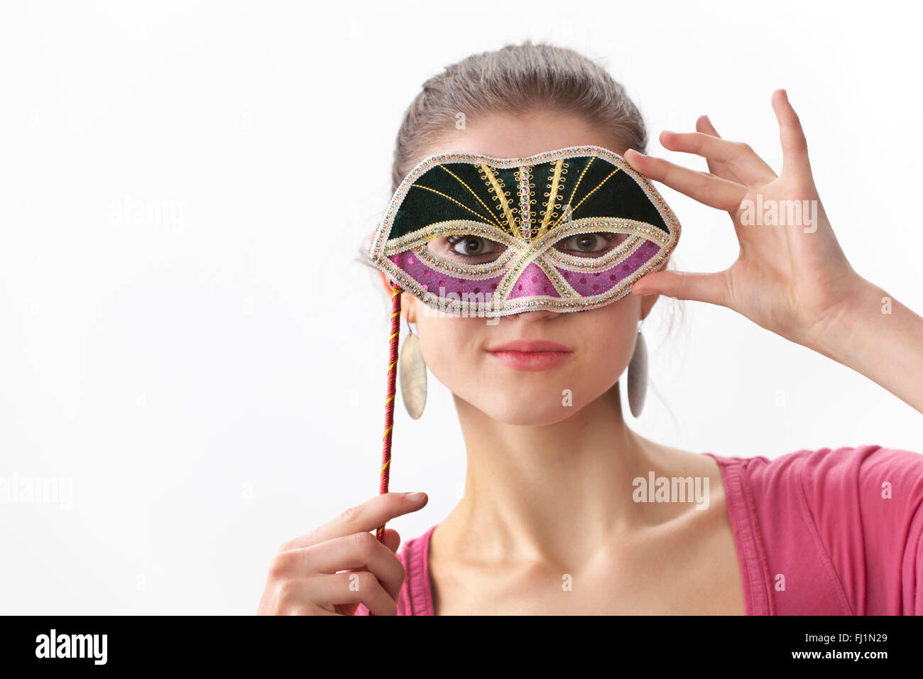 Carino ragazza adolescente con un carnevale di Venezia maschera su sfondo bianco Foto Stock