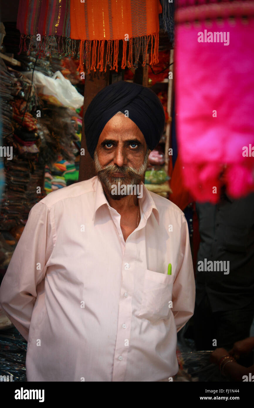 La religione Sikh l uomo che vendono vestiti in negozio a Delhi, India Foto Stock